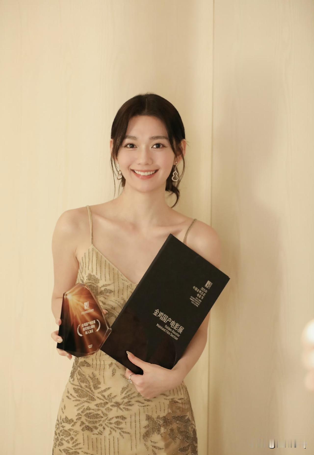 段奥娟真的是有点天赋在身上的啊，天生是吃明星这饭碗的人。大家都知道她因为唱歌好听