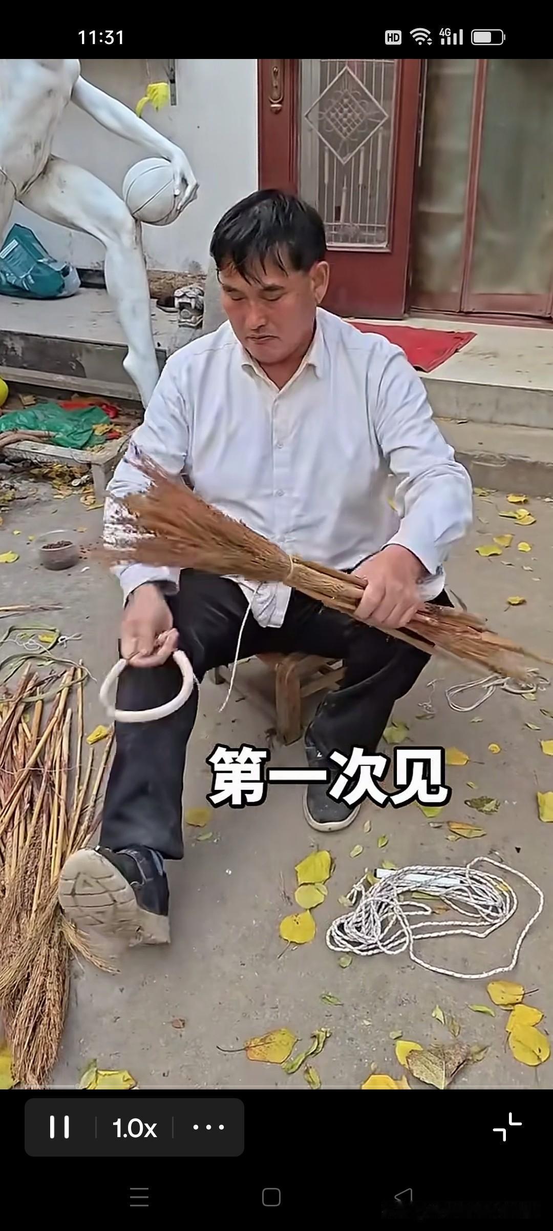 在网上看到一个朱之文在家“缚笤帚”的视频，有许多人说是摆拍的。但我仔细看了他干活