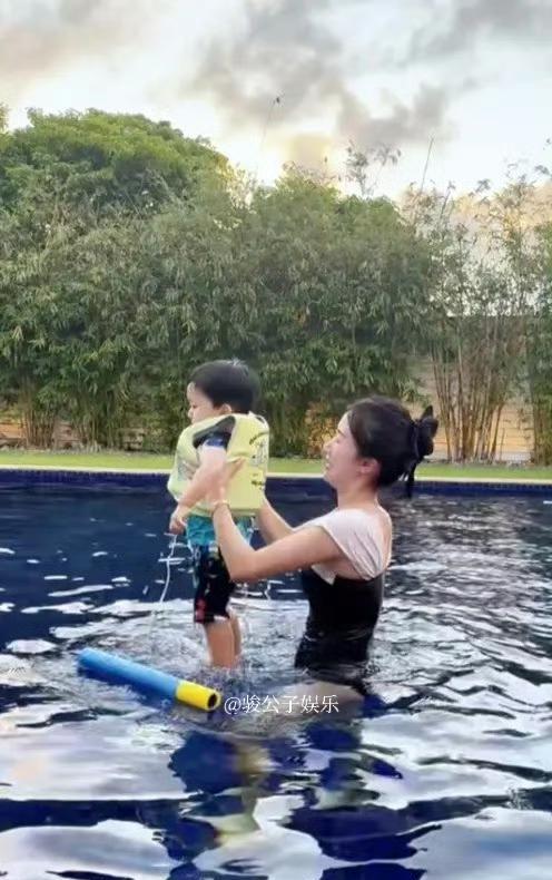 李念在自家别墅中陪伴孩子游泳，她还在社交平台上分享了豪宅内的私人泳池场景。照片中