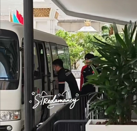 我就想知道，为什么头头没有莎莎那样的待遇？澳门冠军赛，莎莎上下训有商务车接送