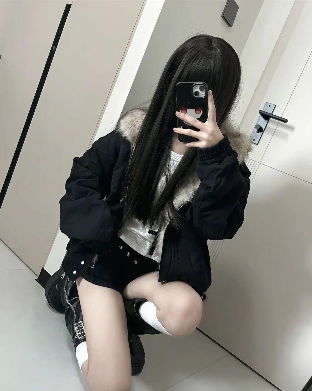 今天这样出去，会不会冷啊？我看外面太阳很好，出去吃点东西吧，饿了呢