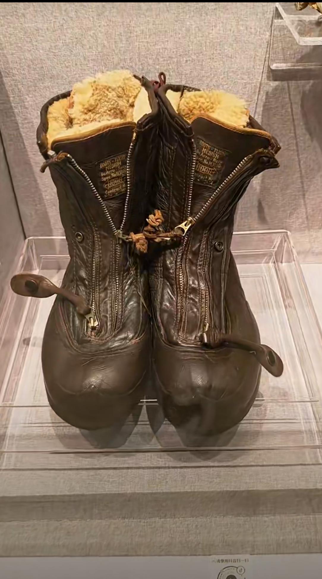 在抗美援朝时，缴获的皮靴！看着那时美军的靴子还是很暖和的，我们的小米加步枪