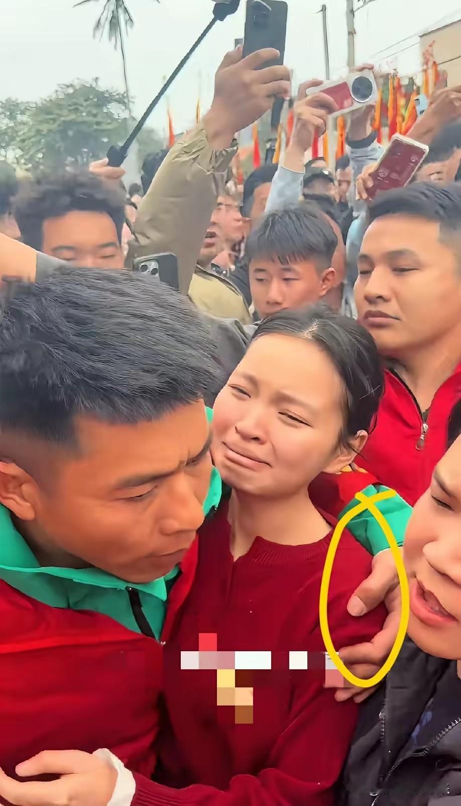 这个护小妈祖周全的绿衣男子不是别人，而是小妈祖的亲舅舅，在她委屈的时候安慰她，被