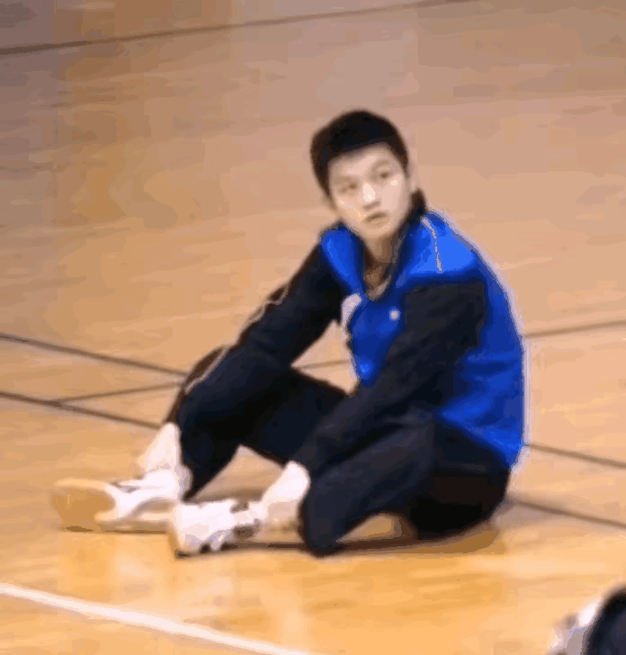 这张少年时咚咚的动图看着太可爱了！小胖坐在地上，眼睛亮晶晶盯着转圈的哥哥周凯