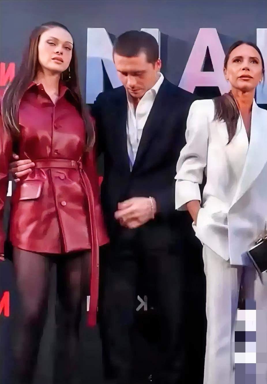 果然，有钱就是豪横！不信你看这张照片，维多利亚跟她大儿媳站一块，居然谁也不服谁！