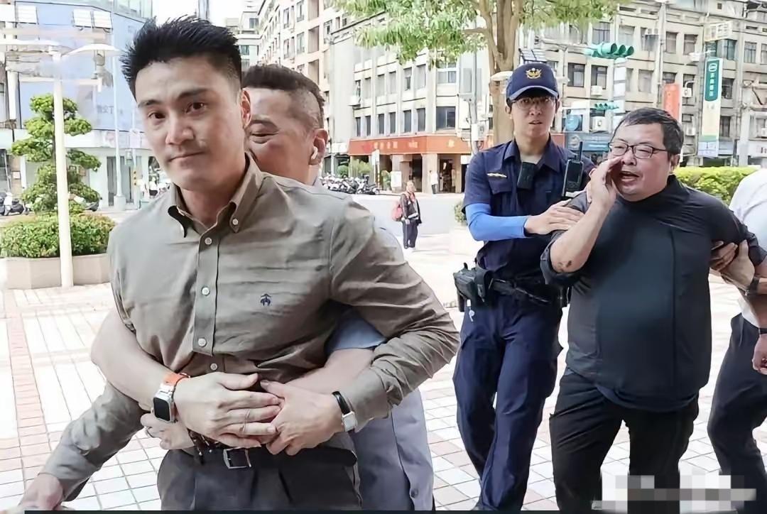 闹剧收场！丁瑀被开除党籍强闯大闹国民党部，当众喊话要和“假国民党”死磕到底！