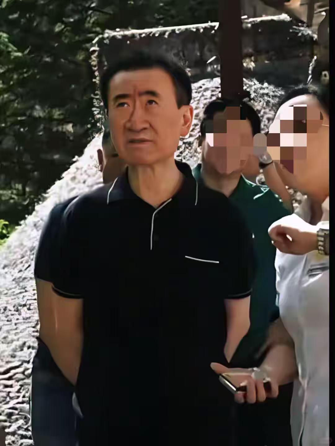 我一个在万达工作的朋友，他说，王健林本人和电视上的他，根本就不一样，王健林私