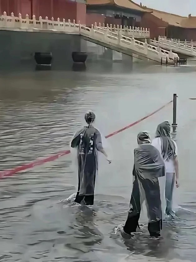 横店你学学人家故宫吧，万万没想到，下个雨就这样了！仿版果然不如原版