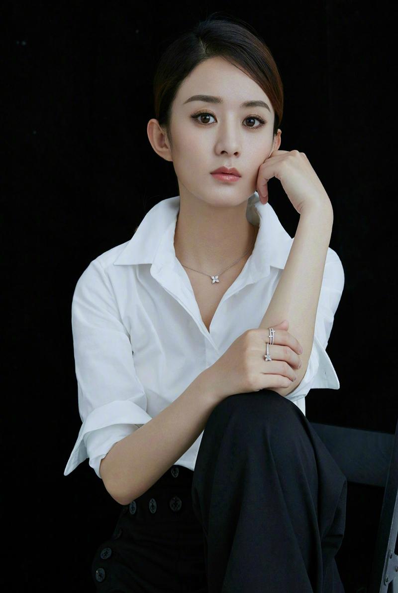 赵丽颖是一位非科班草根逆袭从流量小花转型实力派青衣，韧劲极强，是85花里转型最