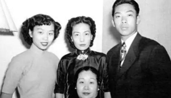 1965年，杜月笙的四姨太姚玉兰外出和朋友打桥牌，她突然感觉浑身燥热，整个人没有