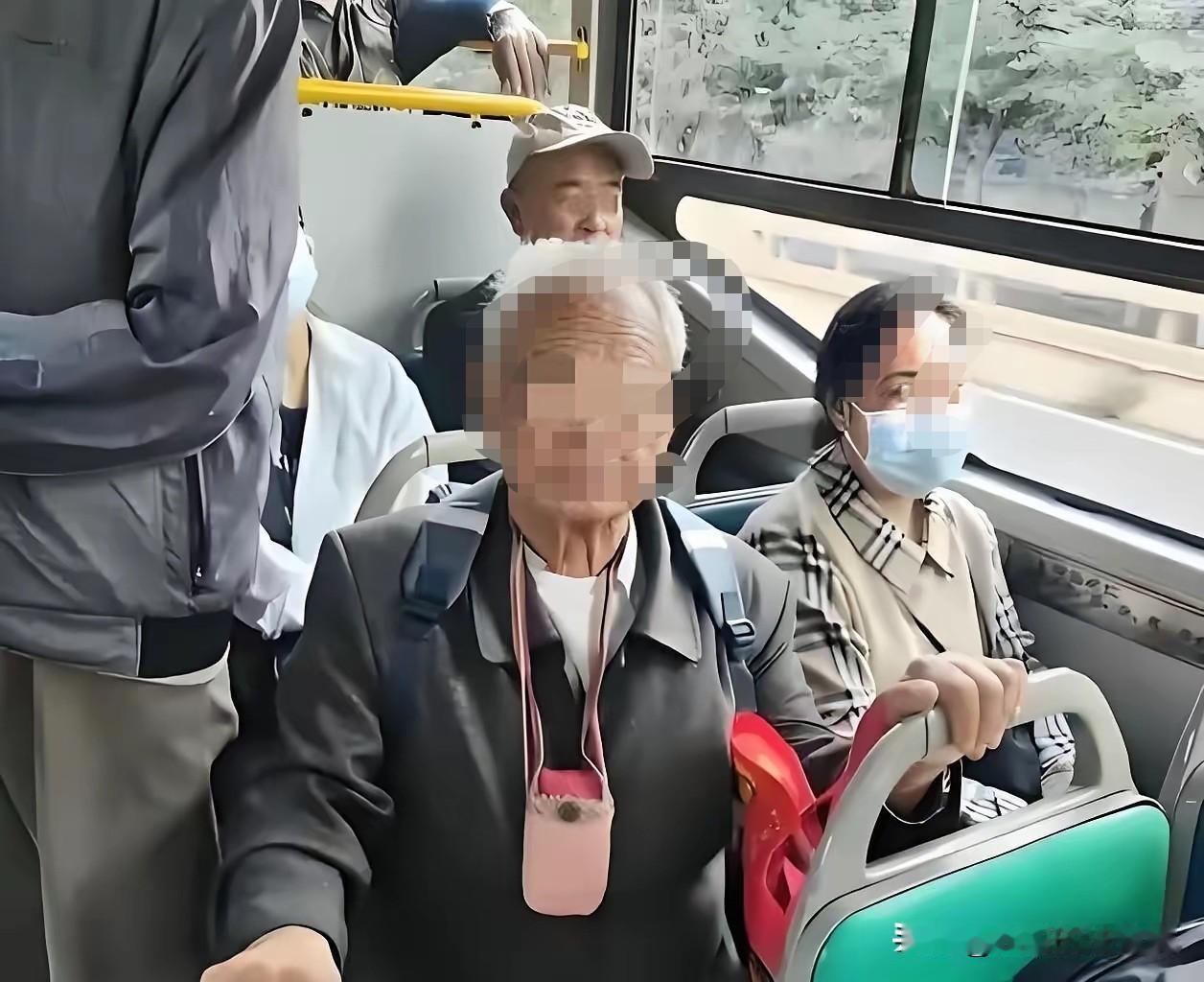 讹人失败！上海，八旬老人上公交车后，没买票就闭目休息，售票员催促买票时，发现老人