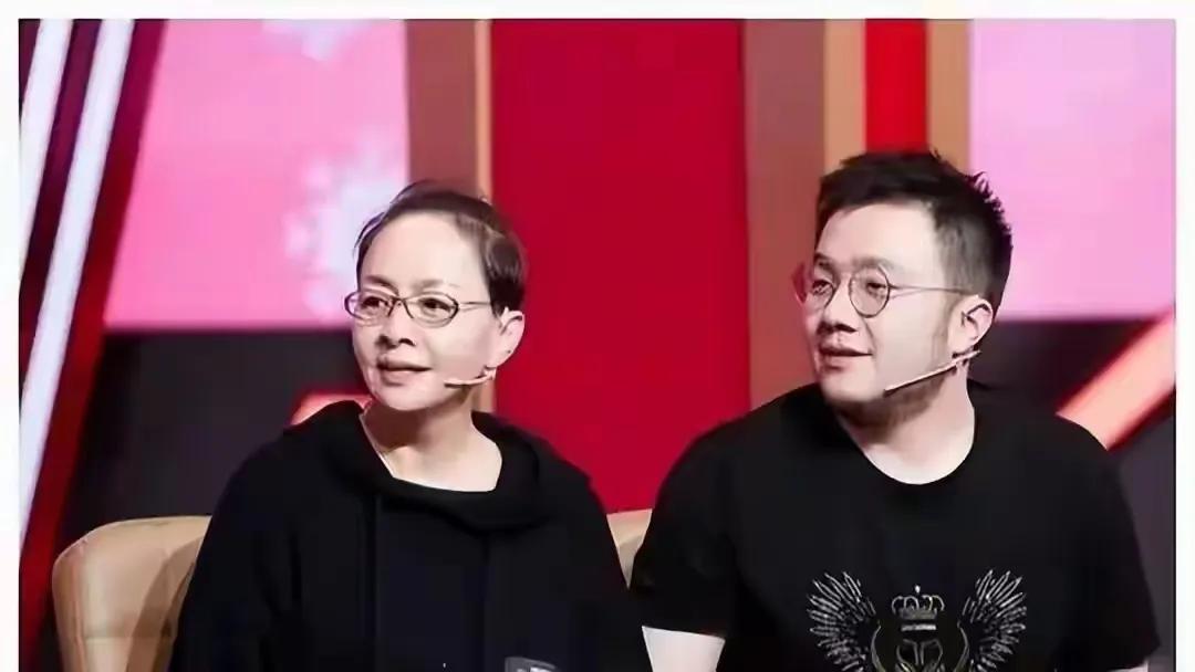 替65岁宋丹丹不值，本该安享晚年被儿子巴图的直播翻车事件连累最近，巴图直播中的