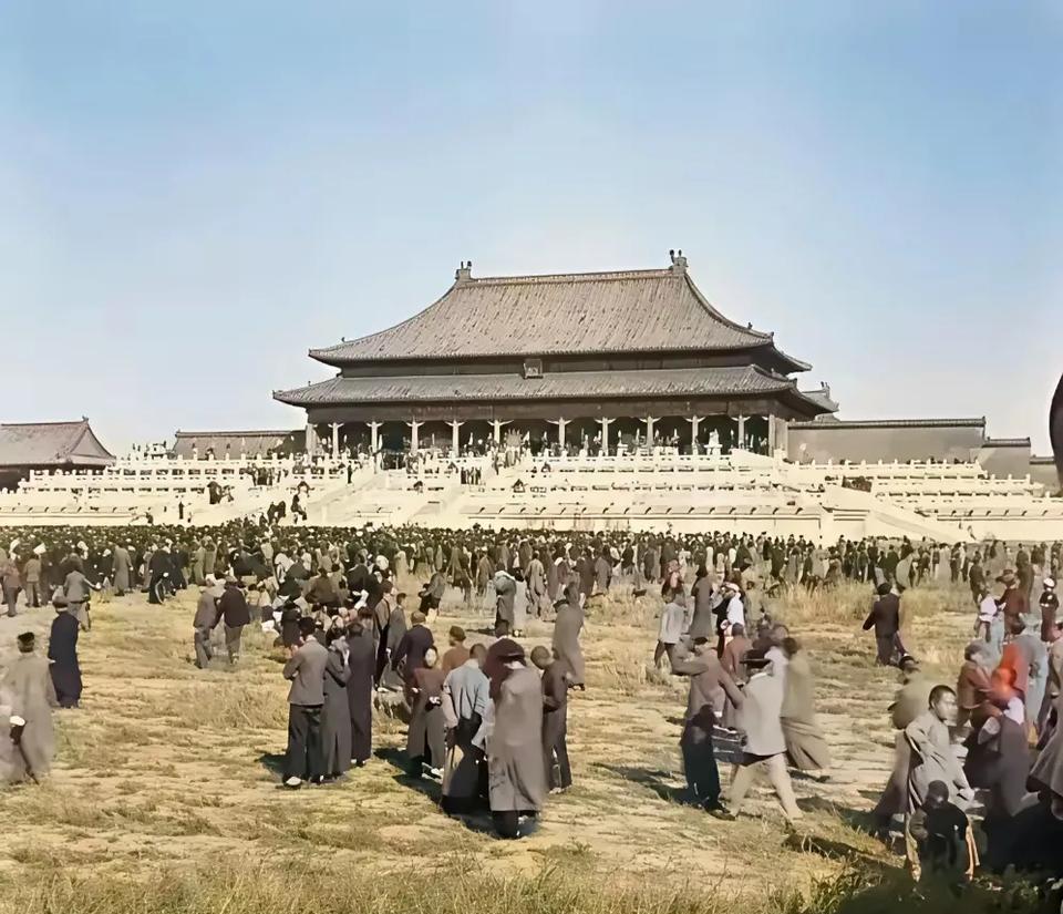 这是1925年，北京城故宫第一次对于国人开放，大家看看当时故宫的情况，满地的荒草