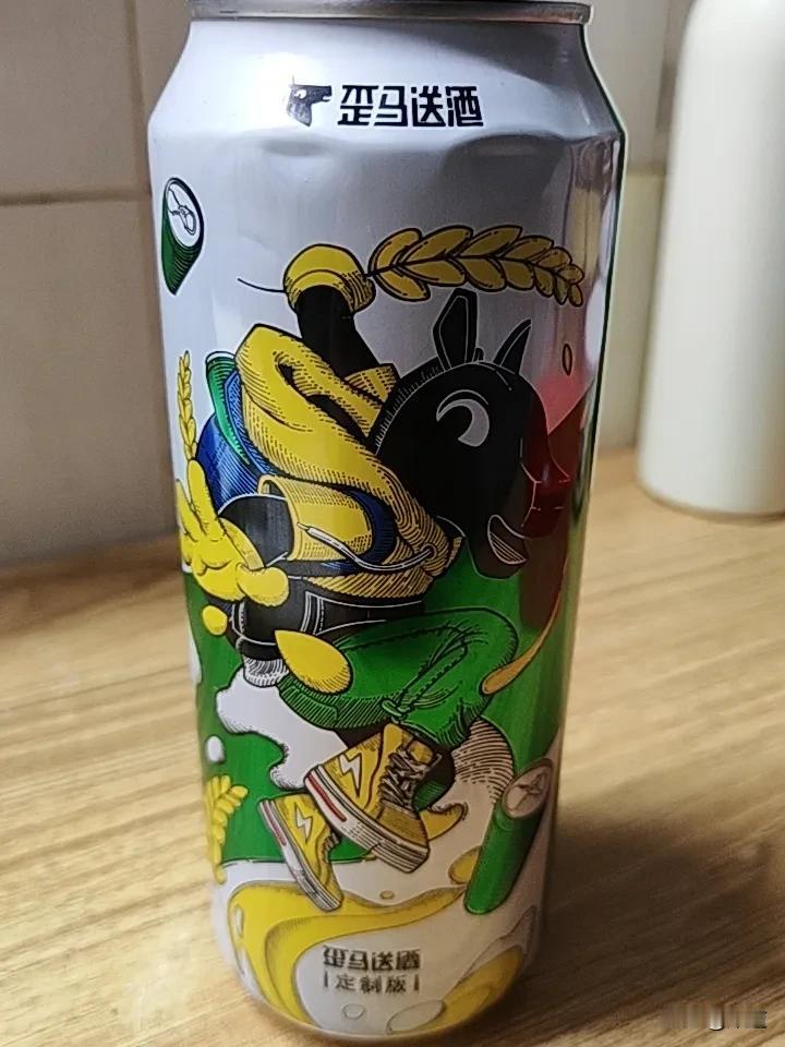 昨天收拾房间拣一箱啤酒，下班我抱着就出来了，寻思见着谁就给谁。正好隔壁健身房门