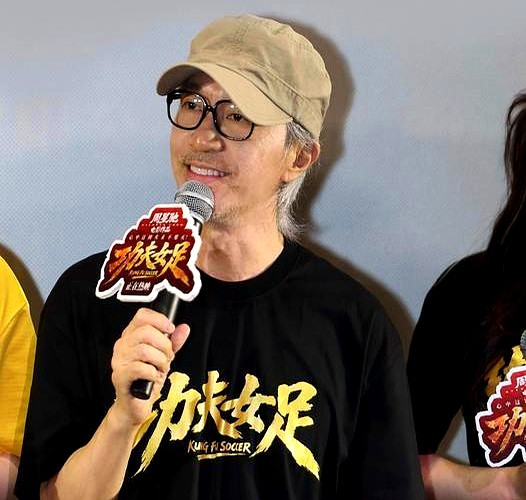 周星驰凭《功夫女足》拿走2.4亿分红，很多人只盯着这串数字眼红，却不知道当年拍《西游》时，他连861