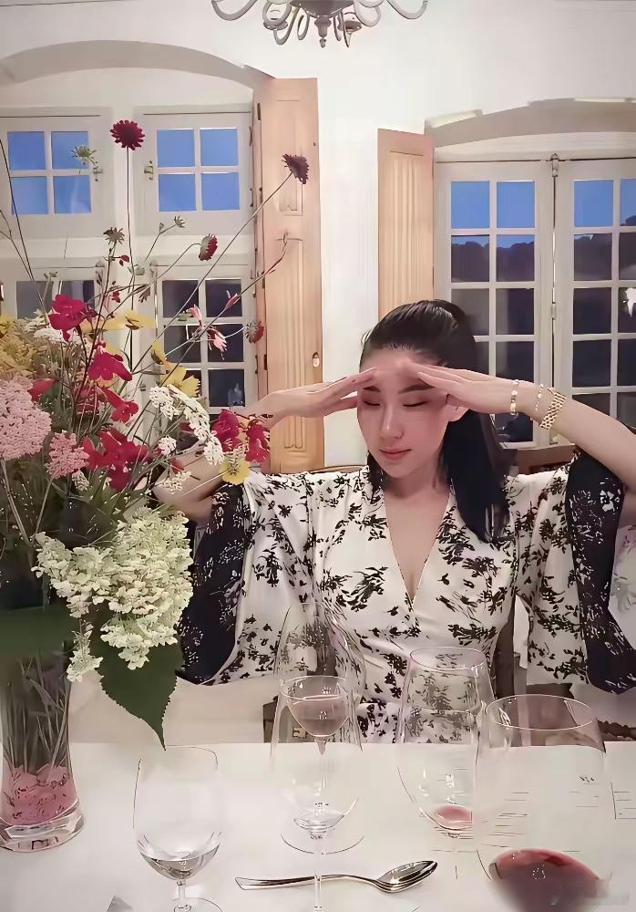 以前她和谢贤在一起的时候，没仔细打量过她，就觉得她挺高挑的，可现在越看她，越觉得