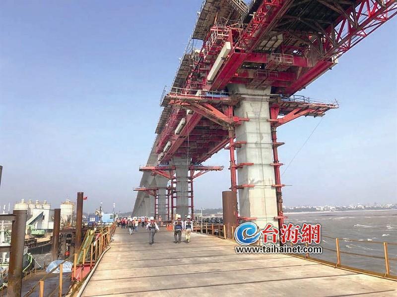 厦金大桥建设提速厦金大桥厦门段正在加紧施工，一座座桥塔矗立海面，大桥预留了