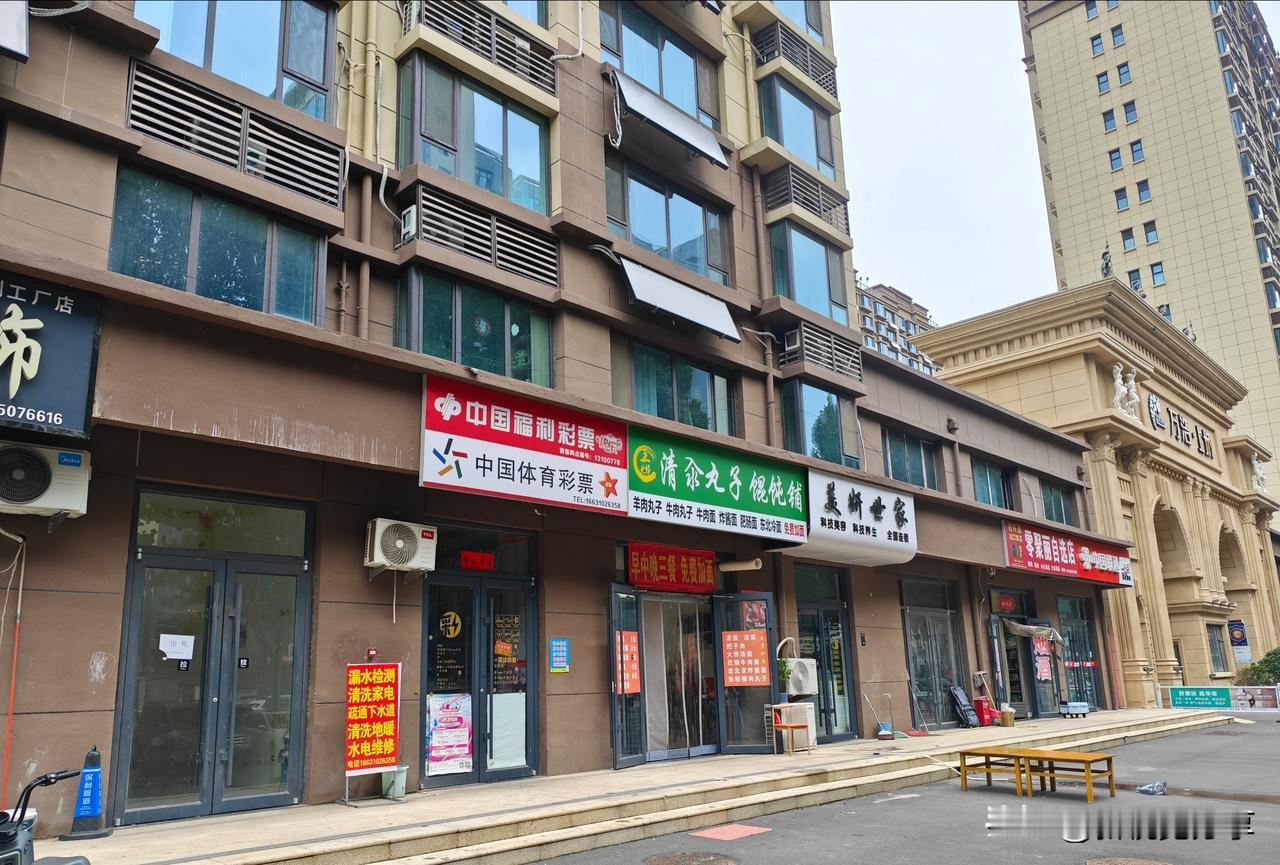 我家楼下商铺空了3个月，我现在后悔死了。原来租给奶茶店，每月8000，租了