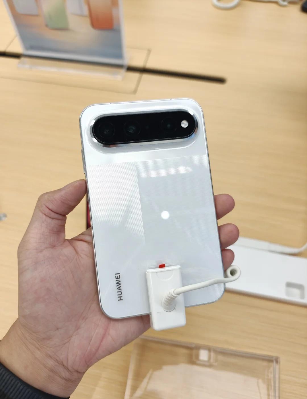 阔屏又有新形态！华为PuraXView上手体验自从华为发布阔折叠手机之后