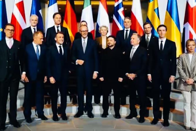 泽连斯基又体验了站C位的感觉啊！只是这样的C位不知有利于自己问题的解决吗？不