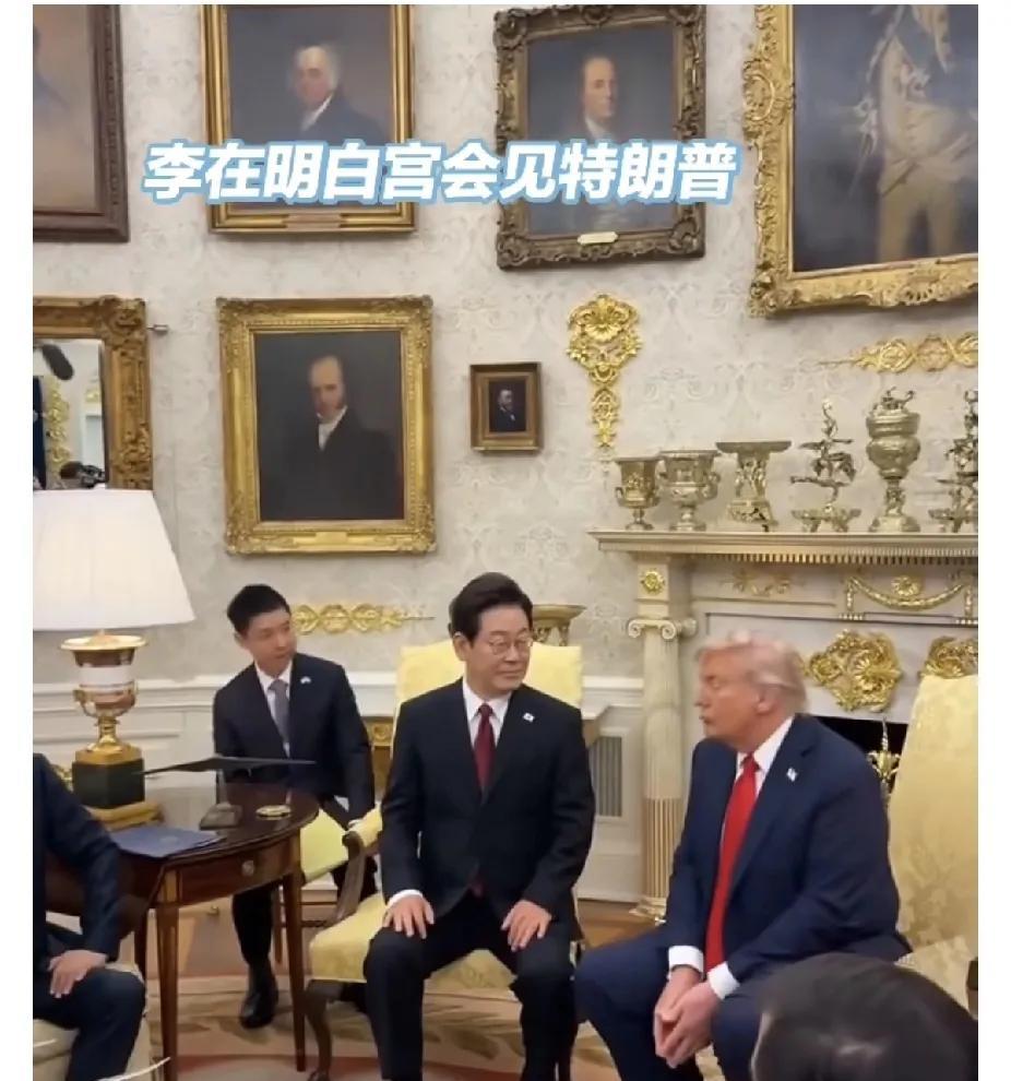 李在明在白宫战战兢兢如履薄冰，看李在明有多不自信，一把椅子只坐了三分之一，腰杆挺