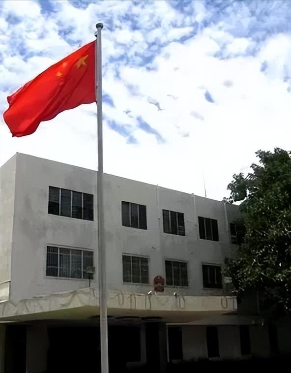 2004年，3名匪徒拦下中国驻贝宁大使馆的汽车后，将女参赞石沂东劫持了。此后，石