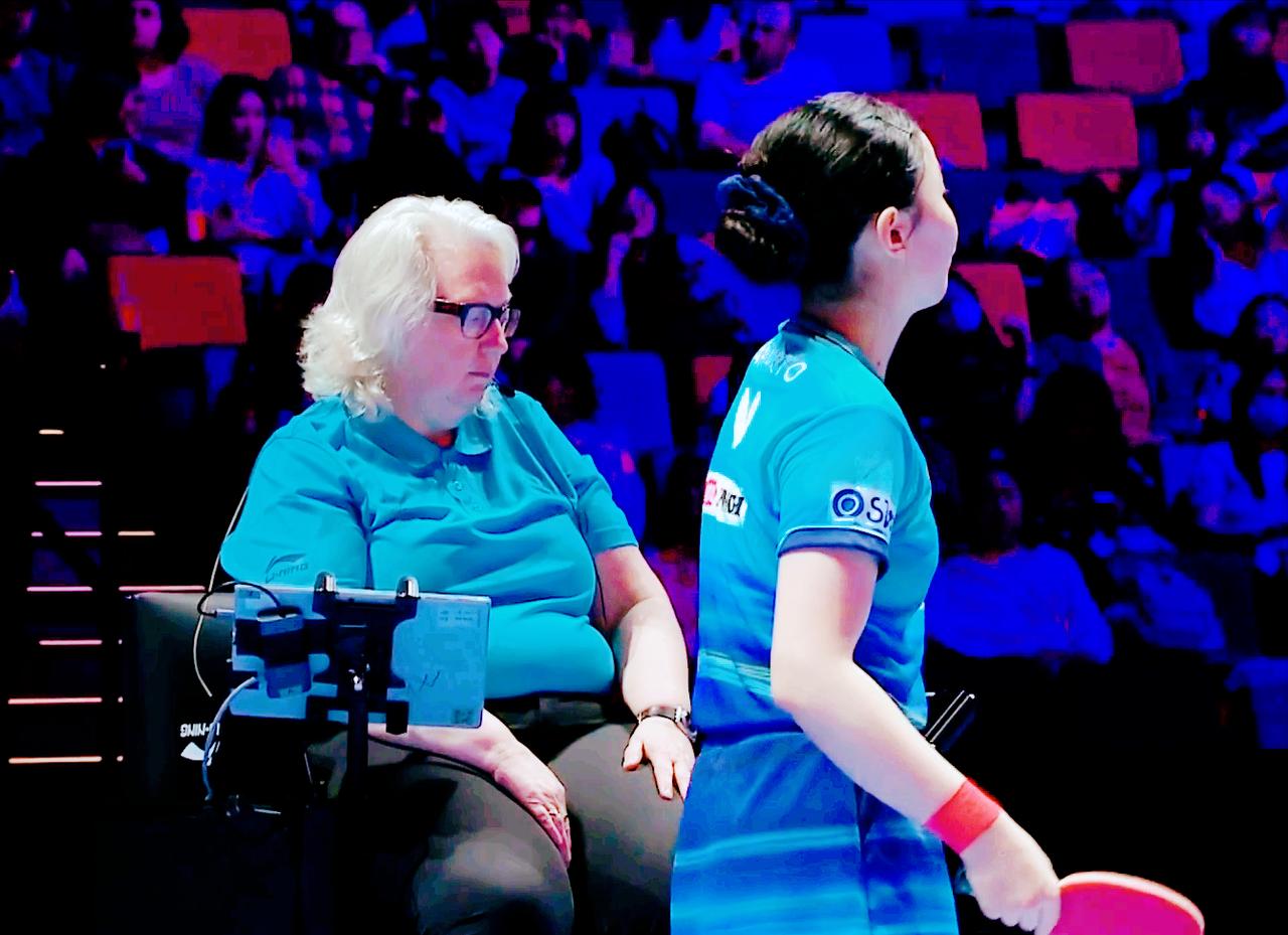 张本美和被大迪打急眼了，发球直接回抛！结果直接被裁判罚了一分。张本美和还跑