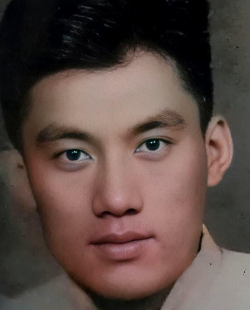 1943年寒冬，地下工作者李振远在火车站遭遇日军严密盘查，当敌人手持照片逐个对照