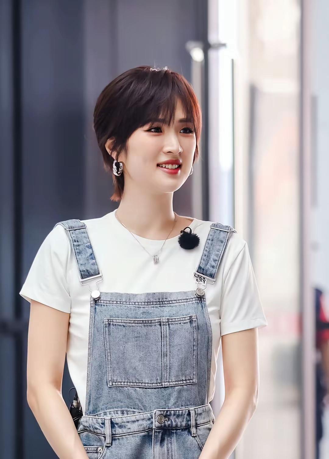 姚安娜在娱乐圈没绯闻这事儿，看着蹊跷，其实透着股清醒。你想啊，她要钱有钱，