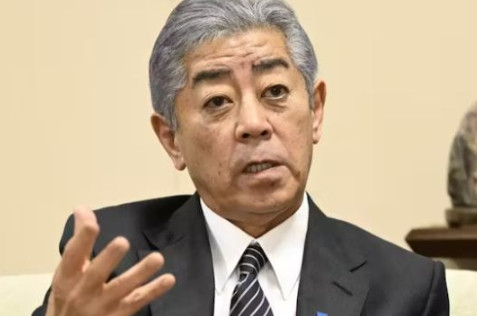 当着中国外长王毅的面，日本提出三个过分要求。日本外务大臣岩屋毅近日公开表示，