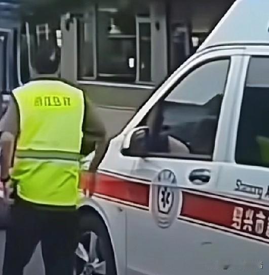 一个人，一头猪；某地中学有学生离世，死状荒唐离奇；某地女生家中杀年猪，火得