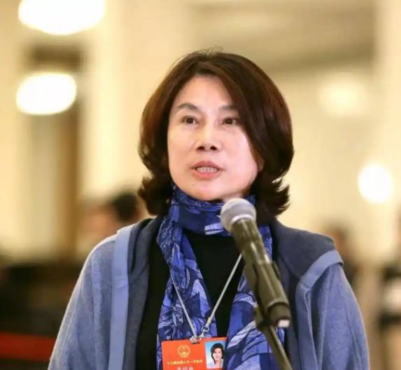 主持人问董明珠：“你身家百亿，怎么和亲哥哥形同路人，20年不联系？”董明珠说：“