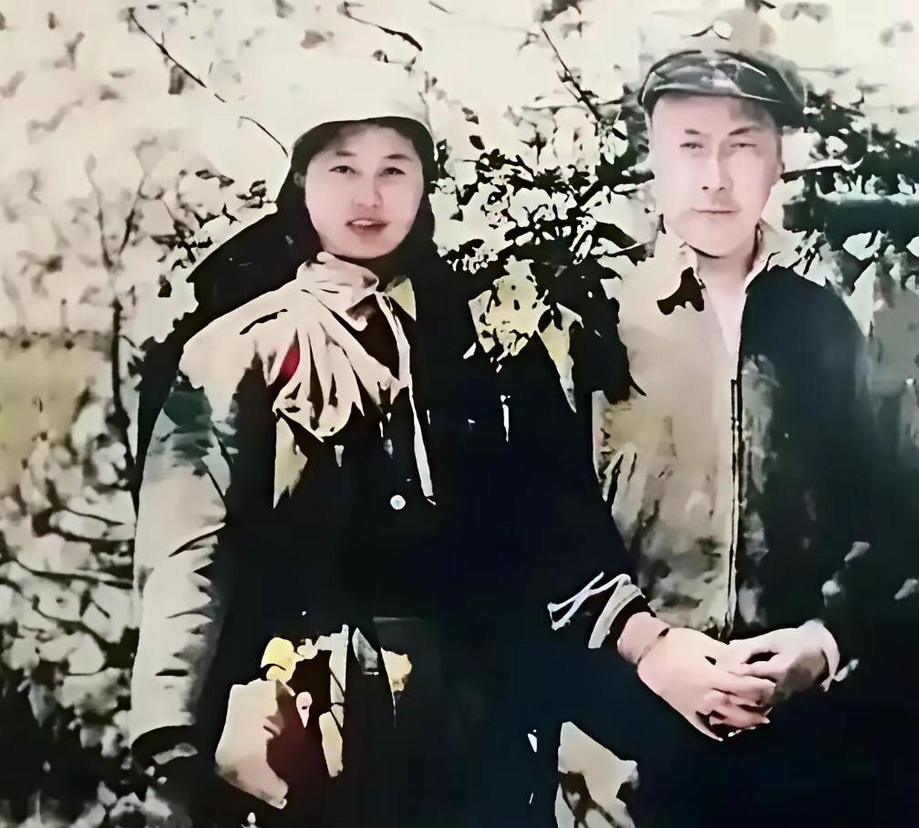 30年代老照片，画面陈毅年轻帅气穿着时尚，网友们纷纷说：像飞行员，张茜身穿新四军