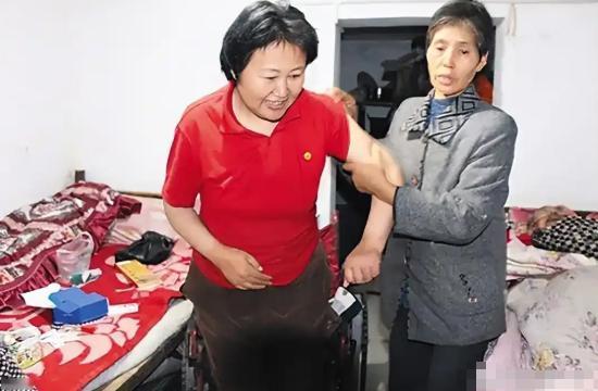 浙江一位48岁的热心护工，免费照顾一名无亲无故的植物人整整8年。本以为自己的付出