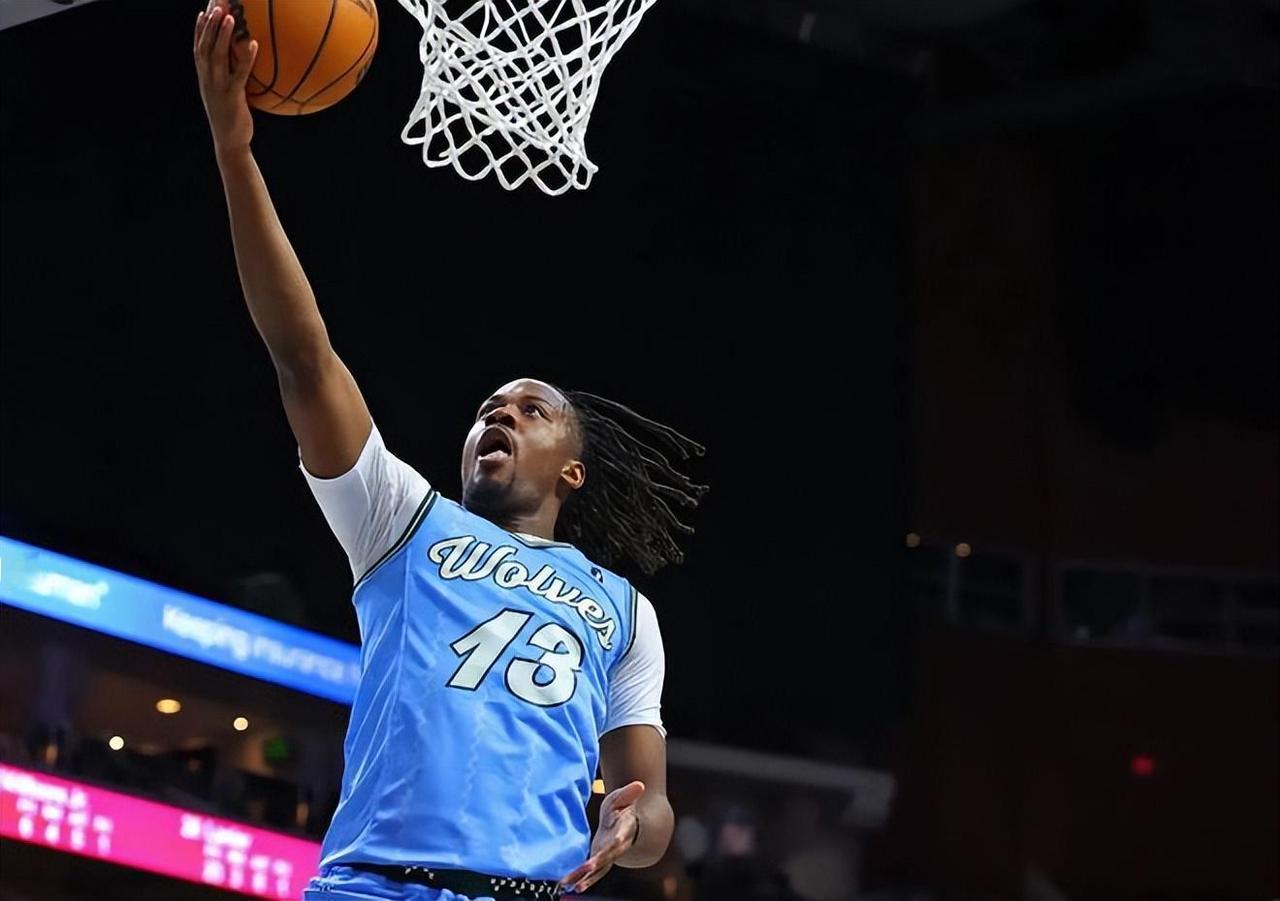 火箭刚刚用双向合同签下的新援特利里斯滕-牛顿在NBA发展联盟赛场上在对阵国王二队