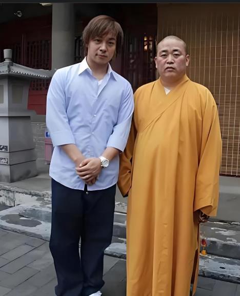 释小龙释小龙2岁拜师释永信，作为师父曾指导释小龙通臂拳、醉剑、少林棍等少林武术