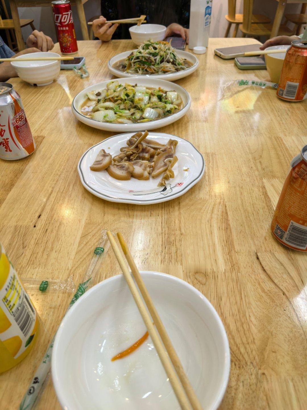 带着五个加完班的妹妹和小萌开饭​​​