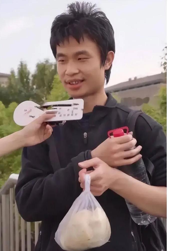 可喜可贺！总算见识到什么叫真正的降维打击了！今年2月，北大人事处的公示栏上