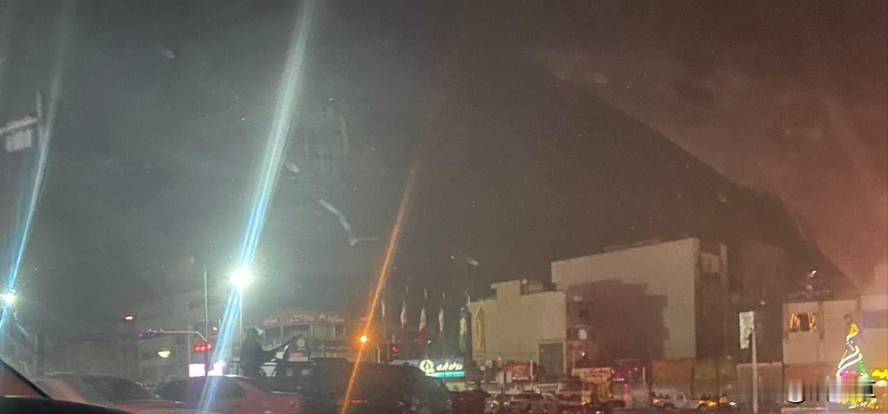 伊朗的两套措施已至：据报道，今晚在伊朗首都德黑兰西北部的萨德吉耶区发现了一辆