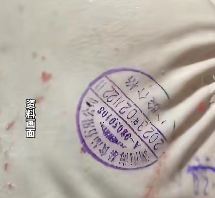 这位淮安市的父亲太有想法了自己的老婆已经怀孕九个月了，孩子的父亲一直在产房外耐