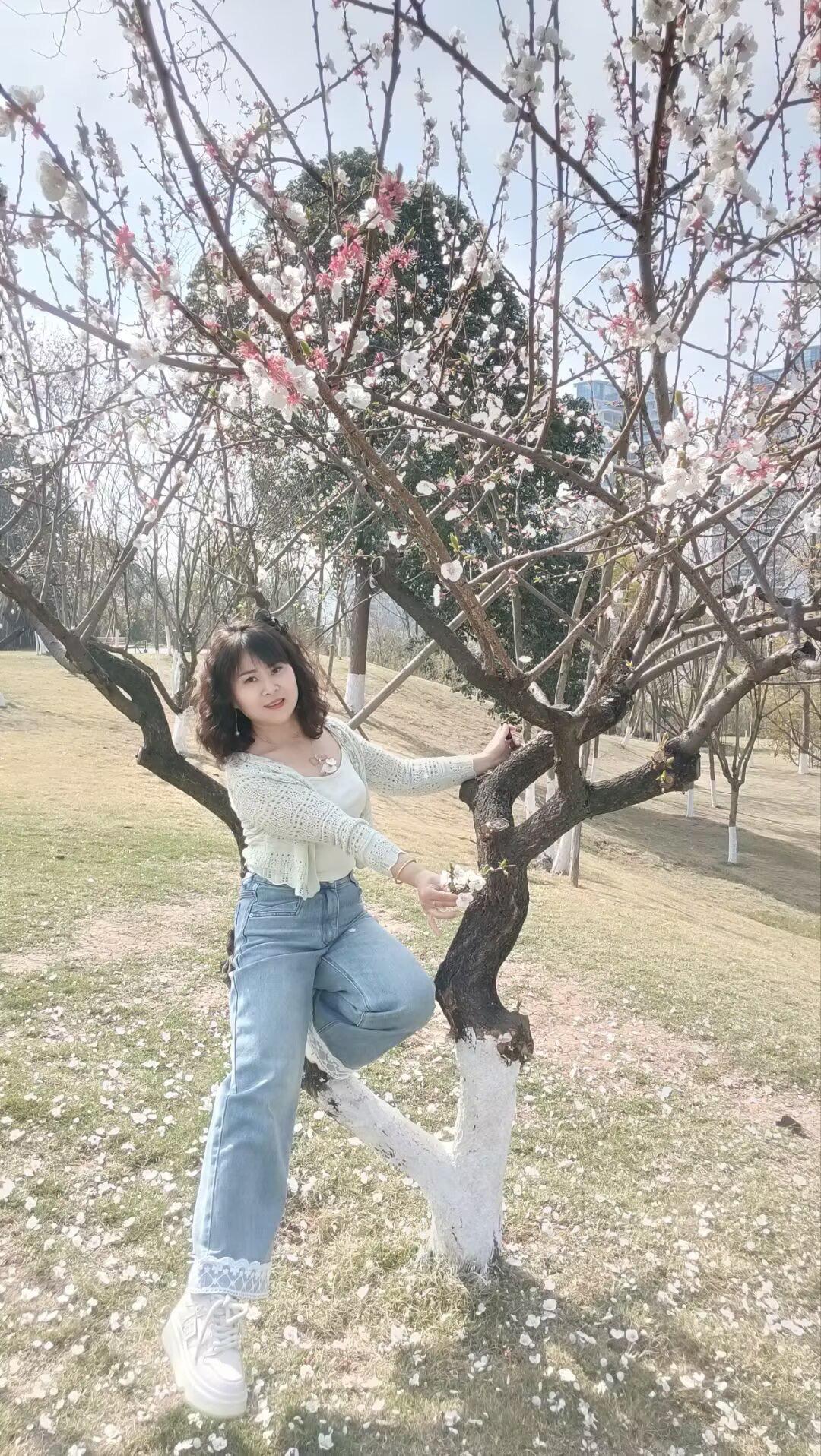 总觉得自己还没长大，直到头上多了白发。忙忙碌碌半生，却还在为生活挣扎……