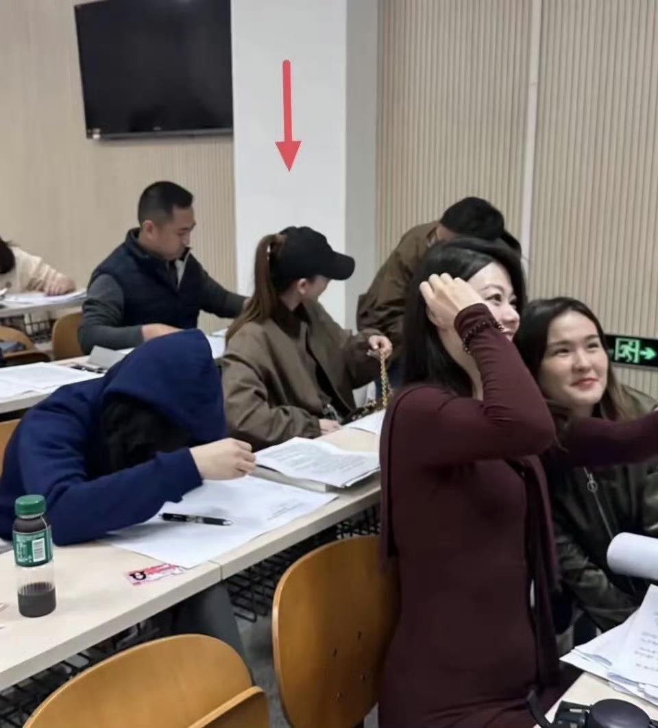网友偶遇戚薇北大考试。哈哈哈，娱乐圈这么卷了吗？读博的、考博的。今天刷到戚