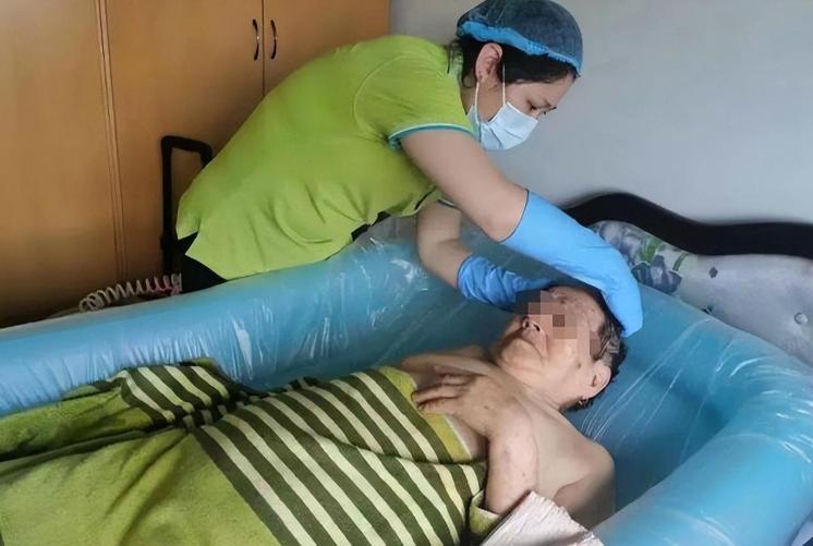 陕西女子专门为老人洗澡，500洗一次，她洗的不是肉体，是尊严在上海某老旧小区