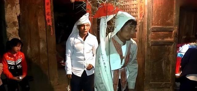 1995年，东莞市殡仪馆内送来了一具已经有味道的女尸，火化工人何亚胜正打算把她推