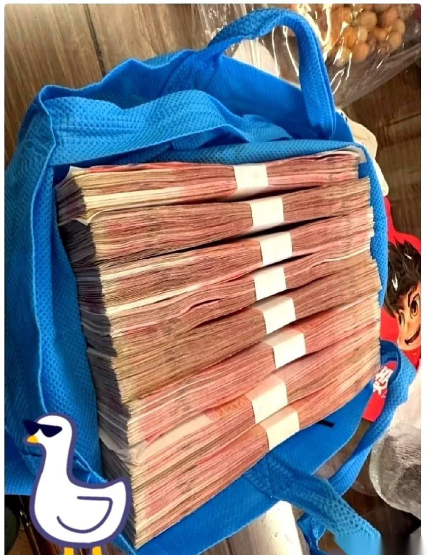 办公室里，一个大哥闷头扒完最后一口饭，突然抬头对刚毕业的小伙说，你那十几万，今年