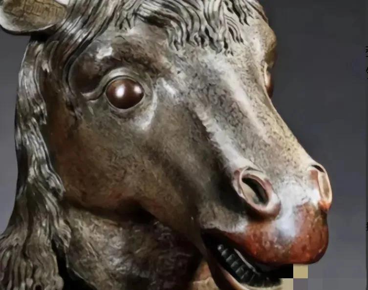 2019年，圆明园丢失的“马首”被赌王买回并捐回祖国，然而，令人没有想到的是，专