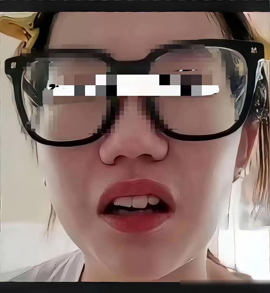 她当时应该觉得自己算得很清楚。在国内闹一波，反正学校在马来西亚，国内的舆论烧
