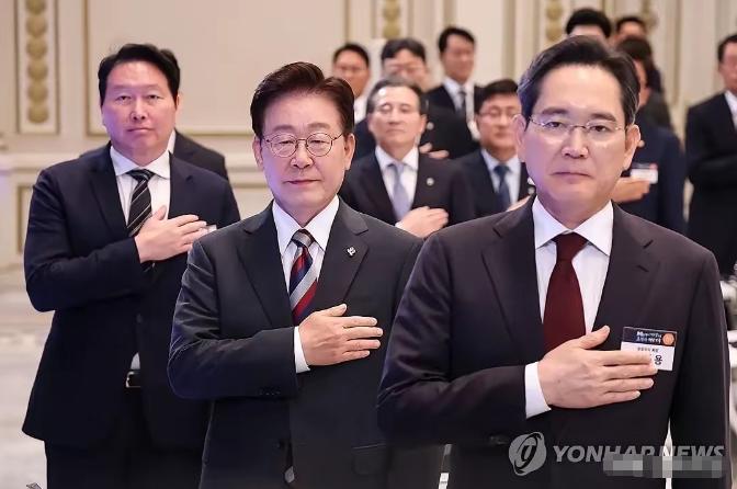 韩国总统李在明的表现太扎眼了！对着财阀掌门人又是大办公开活动又是弯腰行礼，转头就