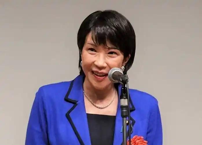 日本这次真的急红了眼！就在昨天，高市早苗首相狠狠拍了一次桌子，两千六百多亿日元砸