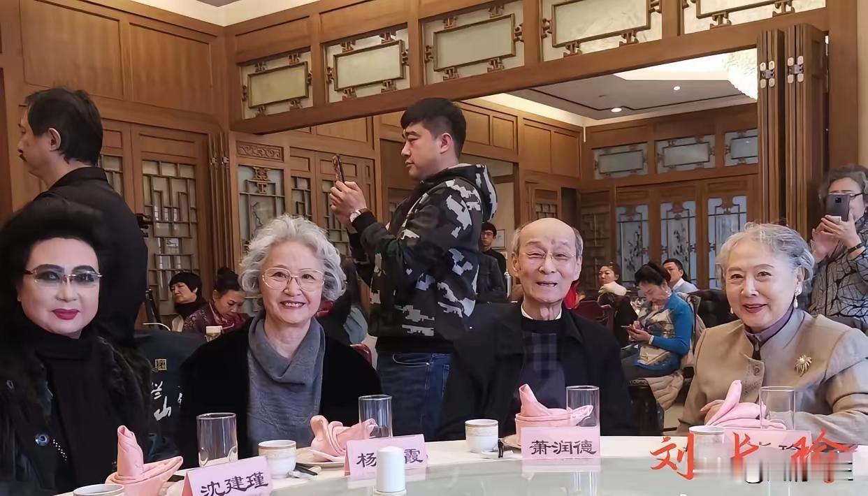 王铎：四位京剧名家从刘长瑜来看，这些人还真的，都是老人了。时光过得真快啊！
